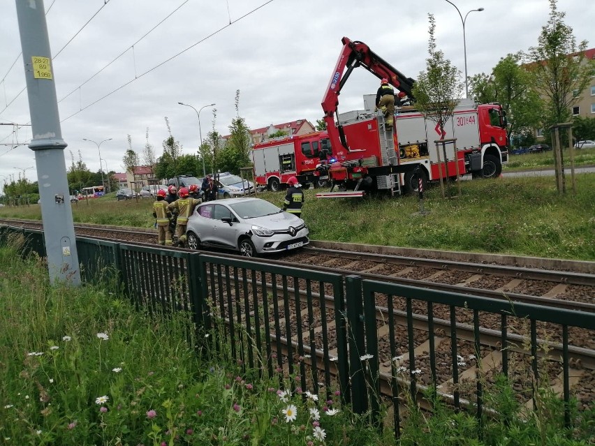 Samochód wpadł na tory tramwajowe na al. Havla w Gdańsku....