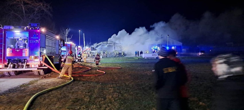 Nocny pożar w Białce w powiecie suskim. Magazyn spłonął doszczętnie