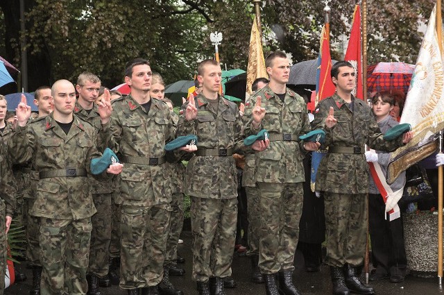 Ślubowanie nowych studentów kierunku bezpieczeństwo wewnętrzne PWSZ w Nysie. Większość studentów chce w przyszłości pracować w służbach mundurowych. Legia Akademicka daje im możliwość związania się z wojskiem.