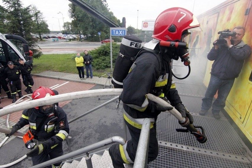 Wrocław: Strażacy trenowali w specjalnej komorze (ZDJĘCIA)