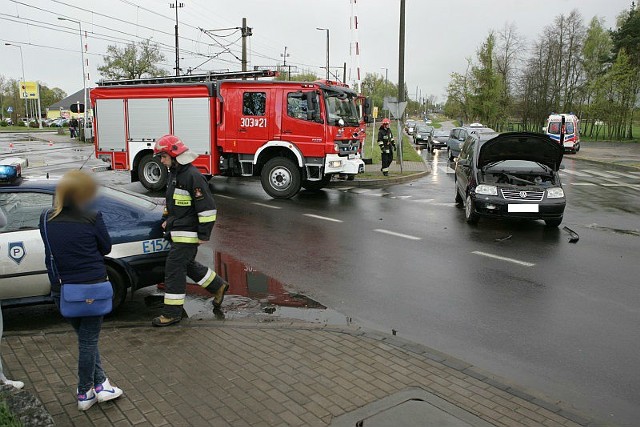 Do wypadku doszło na ul. Niepodległości w Kostrzynie. Zderzyły się dwa volkswageny. Jeden z nich wpadł na chodnik, gdzie uderzył starszą kobietę.