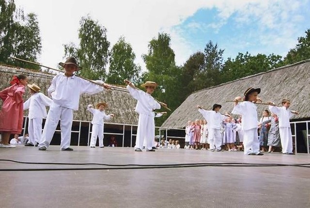 Zespoły folklorystyczne wystepują w różnych miejscach, m.in. Ochli, Zielonej Górze, Łagowie, Krośnie, Żarach i Szprotawie