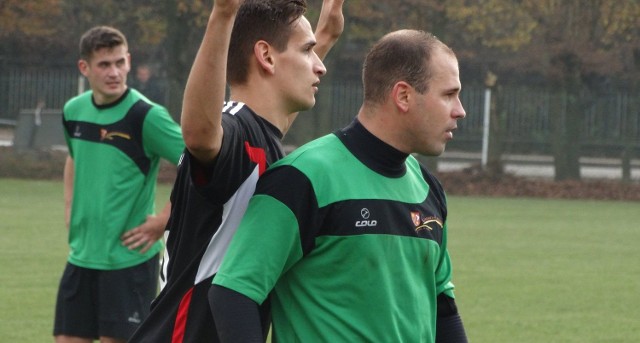 Fragment meczu Plon - Promna. Jedną z bramek zdobył Mateusz Kocyk (z prawej)