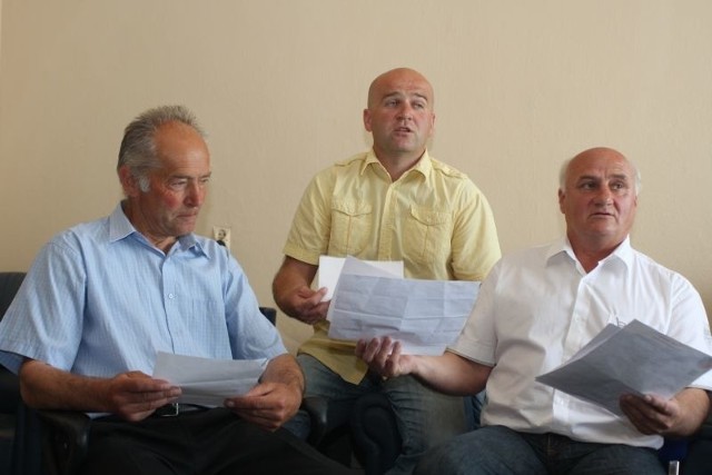 Mieszkańcy Bolechowic przynieśli do naszej redakcji wszystkie pisma, które złożyli do różnych instytucji. Na zdjęciu od lewej: Tadeusz Pyczek, Grzegorz Zalewa i Marian Zalewa.
