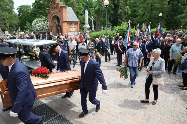 Msza święta żałobna odbyła się w czwartek 23 maja o godz. 11.40 w kaplicy Cmentarza Rakowickiego, po czym nastąpiło odprowadzenie zmarłego na miejsce spoczynku.