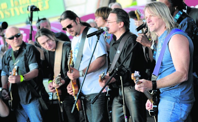 Wrocławski Rekord w 2009 roku. Na scenie m.in. Steve Morse, gitarzysta Purpli (pierwszy od prawej), w środku Sebastian Riedel z Cree