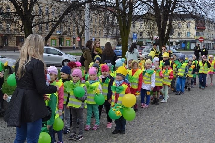 Uczestnicy ubrani byli w kolorowe elementy. Dominowały...