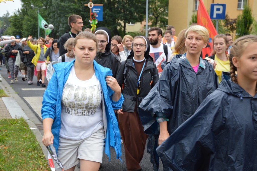 Oświęcim. Pielgrzymi w drodze na Jasną Górę [ZDJĘCIA, WIDEO]