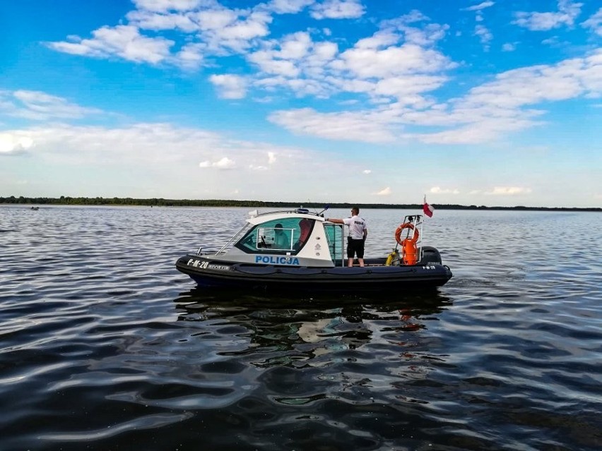 Zalew Siemianówka. Policjanci ratowali rodzinę dryfującą po wodzie w zepsutej łodzi (zdjęcia)