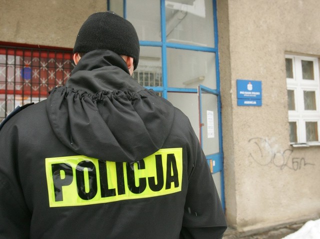 Napad na bank na NiemierzynskiejW sobote okolo godziny 13.25 sprawca próbowal napaśc na bank PKO BP w Szczecinie przy ulicy Niemierzynskiej.