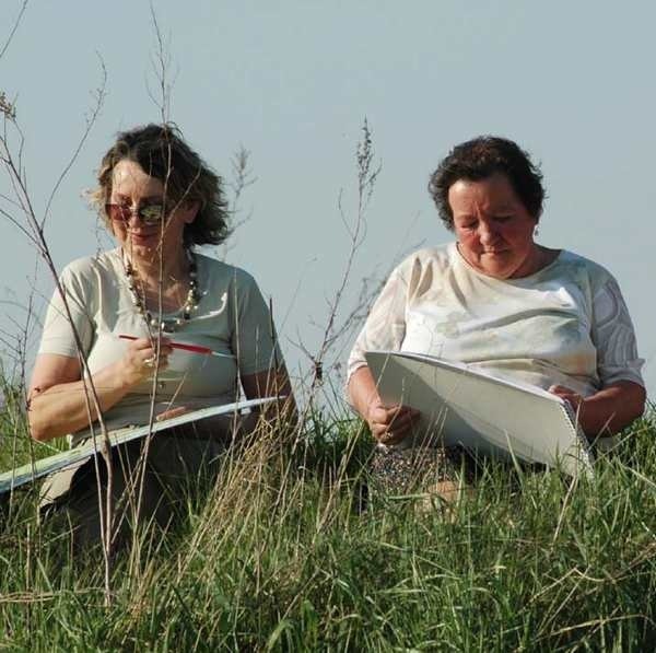 Krajobraz okolic Klukomia malowały Urszula Kołodziejczak i Teresa Łukaszewicz