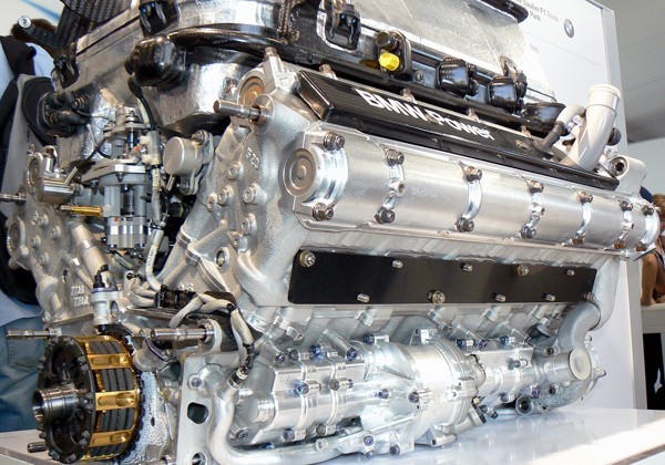 Układ napędowy bolidu F1 składa się z silnika V8, skrzyni...