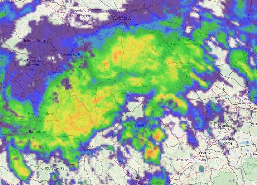 Burzowe chmury nadciągnęły nad Wrocław. Opady, możliwe wyładowania atmosferyczne (PROGNOZA)