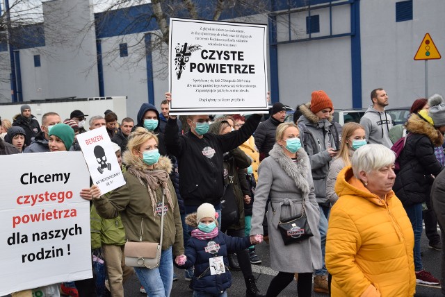 Kędzierzyn-KoźlePrzez lata był najbardziej zanieczyszczonym miastem Opolszczyzny. Wciąż jest w czołówce tego niechlubnego rankingu. W 2019 roku zanotowano w tym mieście 47 dni z przekroczeniem dobowego poziomu dopuszczalnego PM10.