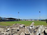 Nowy Sącz. Burzą stary stadion Sandecji. Zaraz zostanie z niego tylko kupa gruzu [ZDJĘCIA]