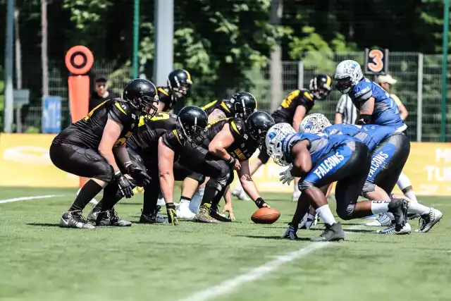 W sezonie zasadniczym Lowanders (ciemniejsze stroje) wygrali z Falcons 42:20. Rewanż tyskiej ekipy był srogi.