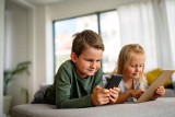 Gry w telefonie i na tablecie to ulubiona rozrywka dzieci w wieku 9-15 lat. Dlaczego gry wideo i ekrany są tak popularne i angażujące?