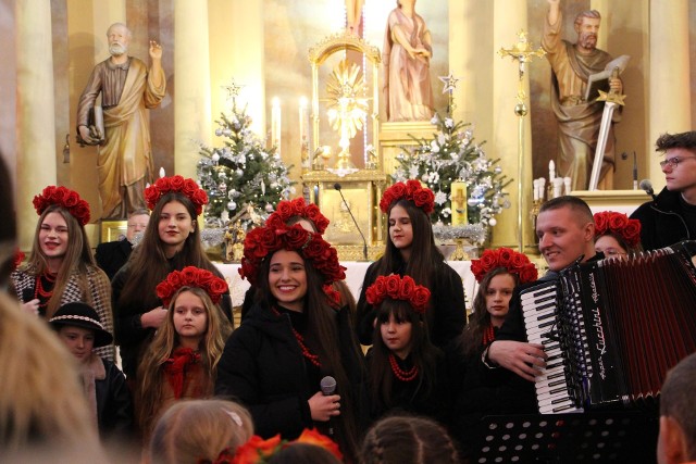 Zespół Guzowianki oczarował zebranych w świątyni we Wrzeszczowie śpiewnymi kolędami i pastorałkami.