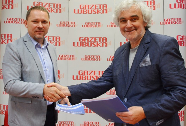Prezes Grzegorz Widenka i dyrektor Andrzej Buck po podpisaniu umowy o digitalizacji ,,Gazety Lubuskiej" i "Gazety Zielonogórskiej".