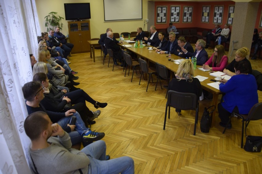 Pyskówka na związanej z edukacją komisji Rady Miasta Kielce. Rodzice przeciwni redukcji liczby klas w podstawówkach