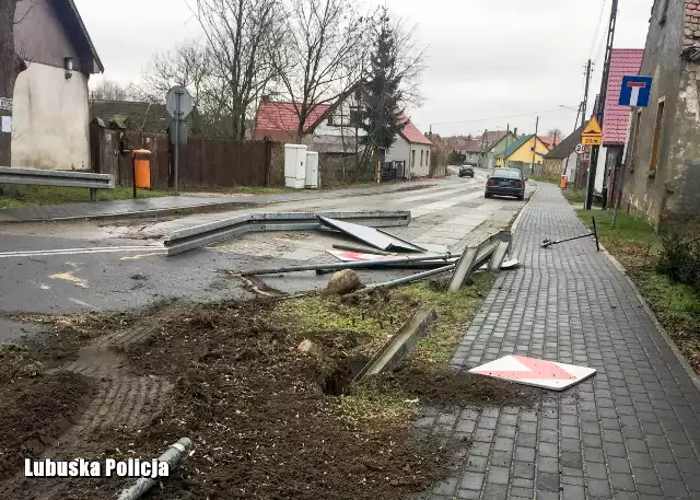 Nietrzeźwy mężczyzna w kilkutonowej ciężarówce niemal staranował budynek. Uszkodził bariery energochłonne i odjechał z miejsca zdarzenia. W jego zatrzymaniu pomogli ratownicy medyczni.Do niebezpiecznego zdarzenia doszło w sobotę rano (4 stycznia) w gminie Trzciel. Na drodze w Sierczu wprowadzone są znaczne ograniczenia prędkości, ponieważ przez całą miejscowość wiją się ostre i niebezpieczne zakręty. Należy się do nich bezwzględnie stosować, ponieważ przy samej drodze stoją budynki mieszkalne. Już wcześniej miały miejsce poważne zdarzenia, gdzie kierowcy nie mogąc zapanować nad pojazdem, taranowali domy. Tym razem dyżurny międzyrzeckiej policji został poinformowany, że kierowca ciężarówki uszkodził bariery energochłonne oraz znaki drogowe, po czym odjechał z miejsca. O zdarzeniu poinformowali zaalarmowani hukiem mieszkańcy pobliskich budynków, ponieważ niewiele brakowało, aby kierowca staranował stojący obok dom. Aby czytać dalej, przejdź do kolejnego zdjęcia w galerii>>Zobacz też: Pijany kierowca tira cofał na S3