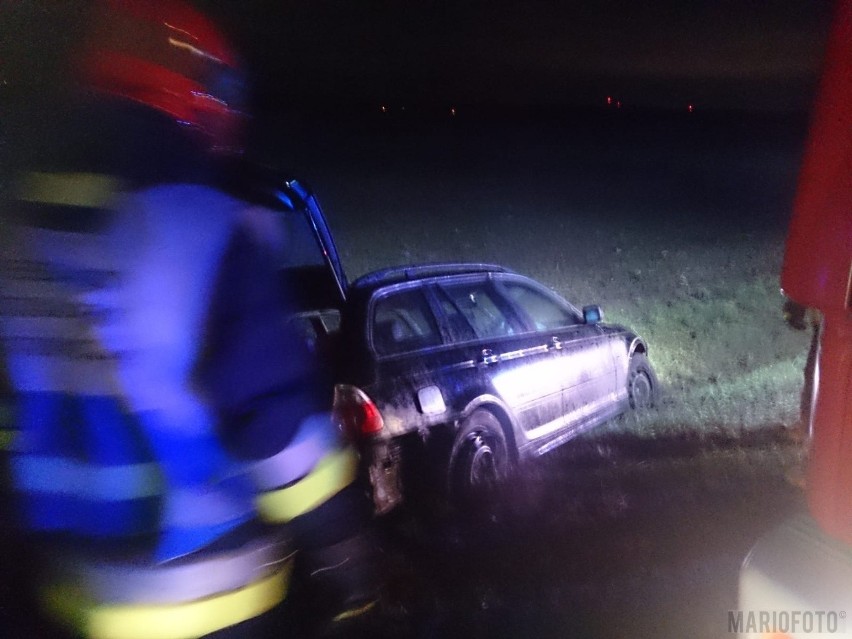 BMW wpadło do rowu, jedna osoba jest ranna - to 26-latka siedząca za kierownicą