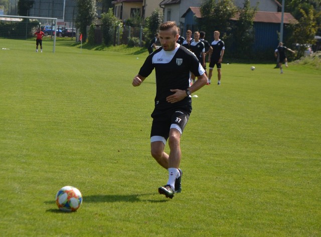 Pomocnik Sandecji w poprzednim sezonie wystąpił w 31 meczach ligowych, w których zdobył jedną bramkę