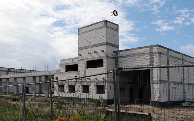 Budowa nowej strażnicy w Grudziądzu. Zwożone są elementy z których powstanie dach nad garażem