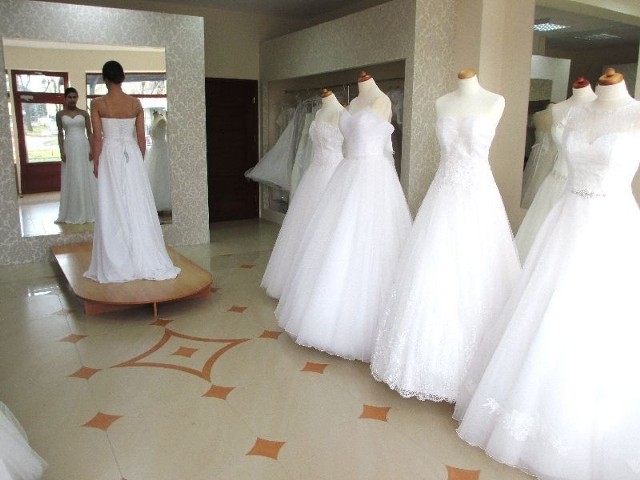Salon Adel Moda Ślubna w Staszowie prezentuje szeroki wybór sukien ślubnych. Można tam liczyć na profesjonalną radę stylistki ślubnej - Renaty Szałankiewicz.