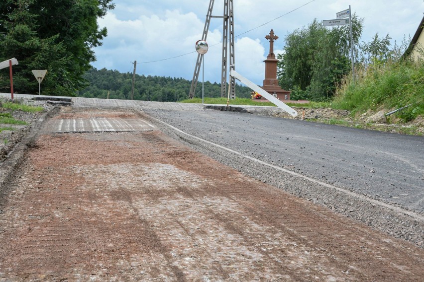 W poniedziałek, 13 lipca drogowcy zerwali asfalt z połowy...