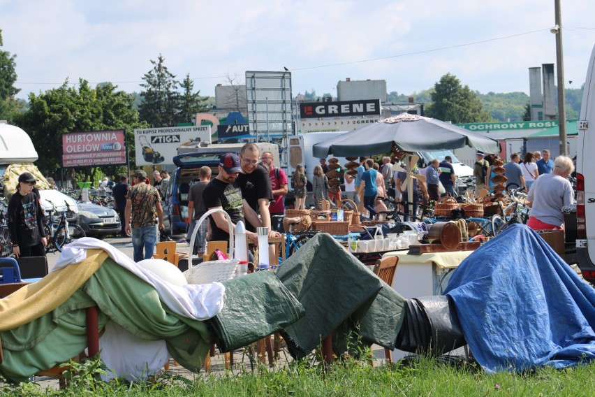 Handel na giełdzie w Sandomierzu w sobotę 22 lipca. Sprzedawcy oferowali różnorodny towar, klienci szukali tanich okazji. Zobacz zdjęcia  