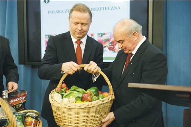 Minister rolnictwa, Stanisław Kalemba (z prawej) zamierza przekonać Czechów i Słowaków, że polska żywność jest bezpieczna i zdrowa. Akcja promocyjno-informacyjna ma ruszyć już wkrótce.