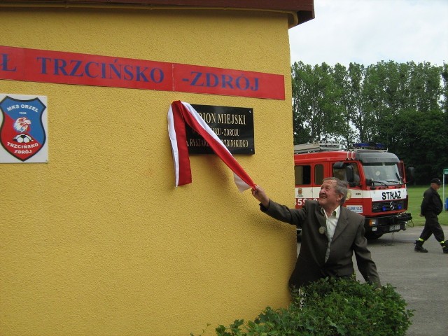 Ryszard Wierzbiński  dokonuje odsłonięcia tablicy pamiątkowej obiektu sportowego.