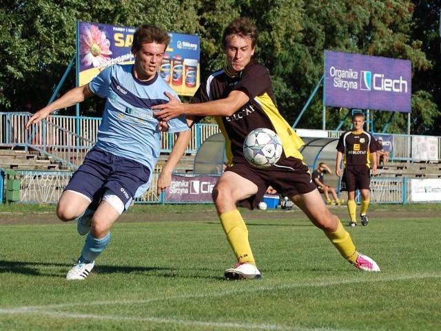 Tomasz Telka (z lewej) mimo zdobycia dwóch bramek nie był zadowolony z tego meczu.