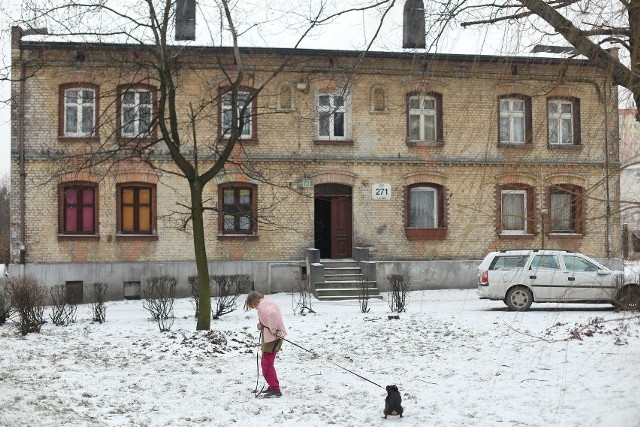 Najemcy miejskich mieszkań, którzy spłacą zaległości i będą w terminie regulować kolejne opłaty, mogą liczyć nawet na 70-procentowe umorzenie odsetek. Zobacz kolejne zdjęcia. Przesuwaj zdjęcia w prawo - naciśnij strzałkę lub przycisk NASTĘPNE