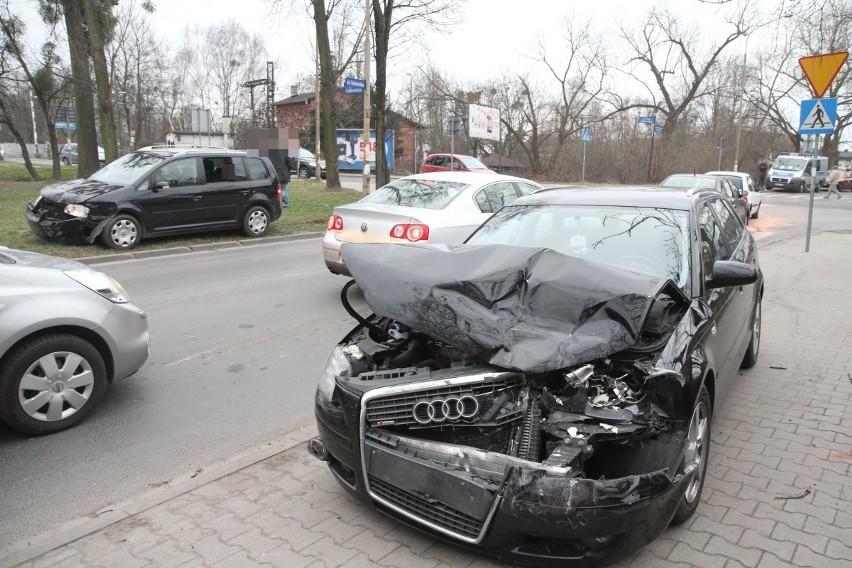 Wypadek na Karłowicach. Zderzyły się autobus i dwa auta osobowe (ZDJĘCIA)