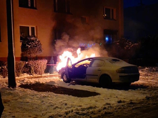 Do pożaru samochodu osobowego doszło w poniedziałek, 27 grudnia, w godzinach porannych. Zgłoszenie do pożaru strażacy otrzymali kilkanaście minut po godzinie siódmej rano. Palił się samochód osobowy.Po dojeździe na miejsce okazało się, że paliła się komora silnika. Na miejsce wysłano trzy zastępy strażaków: dwa z OSP Przytoczna i jeden z PSP w Międzyrzeczu. Ogień ugaszono. Na szczęście nikt nie ucierpiał. Samochód nadawać się będzie jednak najprawdopodobniej do kasacji. Wideo: Tragedia w Nowej Soli. W pożarze zginęły dwie osoby. Płeć jednej z nich nie została jeszcze ustalona