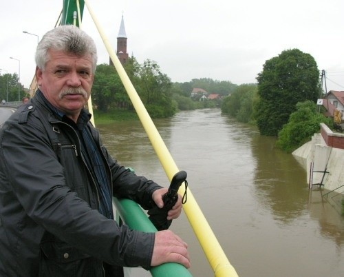 Czesław Wilewski ze Skorogoszczy z niepokojem patrzy na przybierającą Nysę Kłodzką. To efekt spuszczania wody ze zbiornika w Nysie.