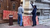 Ambasada Włoch w Warszawie. Postawili transparenty z napisami „faszyści won z Polski”