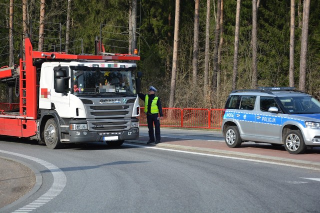 Policjanci z suwalskiej drogówki, w ramach realizowanych działań pn. "Truck & Bus", kontrolowali autobusy, pojazdy ciężarowe oraz dostawcze. Funkcjonariusze sprawdzali m.in. trzeźwość kierujących, stan techniczny pojazdów oraz prędkość, z jaką poruszają się po drogach.