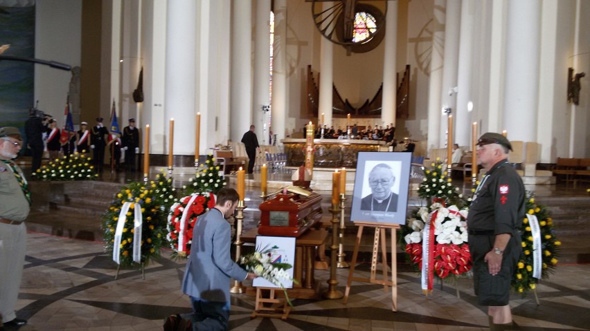 Pogrzeb arcybiskupa Szczepana Wesołego. Kuria publikuje komunikat z informacjami o uroczystościach pogrzebowych Transmisja 