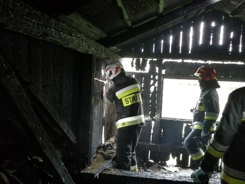 Kamienica. Osiem strażackich zastępów gasiło pożar drewnianego domu