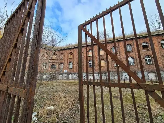 W marcu minie 7 lat od rozbicia narkobiznesu w forcie św. Jakuba w Toruniu. Handlarzy narkotyków do dziś nie osądzono. Belweder natomiast kolejny rok stoi pusty. Miasto nie ma pieniędzy na stworzenie tu planowanego Centrum Historycznego "Baza Zo"; dotacji nie dostało. (Na zdjęciach: fort dawniej i dziś, a także proces narkotykowy w Sądzie Okręgowym w Toruniu).