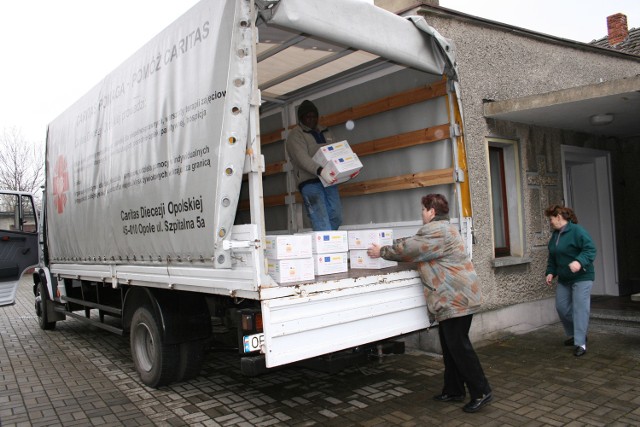 Caritas uczestniczył w europejskim programie żywnościowym od 10 lat, rozdając w tym czasie w regionie ponad 10 tysięcy ton jedzenia ubogim. Na zdjęciu:  rozpakowywanie transportu żywności w parafii Długomiłowice.