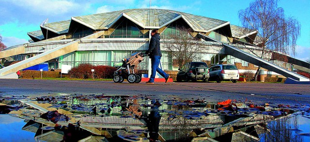 Arena to sukces poznańskich budowlańców. Otwarto ją 28 czerwca 1974 r. Mało kto wie, że do 1998 r. hala była ogrzewana... parowozem!