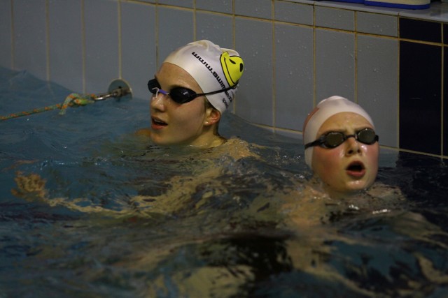 Członkinie sztafety Zrywu Opole na 4x100 m stylem zmiennym: 15-letnie Magdalena Sproska (z lewej) i Marta Greglak.