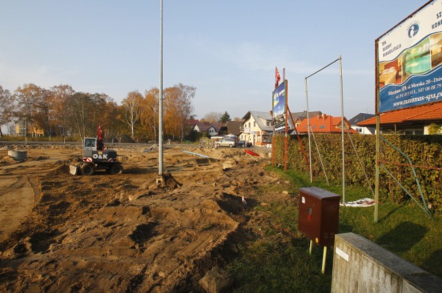 Taki bałagan długo jeszcze będzie witał jadących z Kamienia Pomorskiego do Dziwnowa.