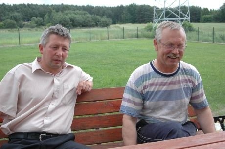 Jerzy Nierodzik (na zdj. z prawej) i Krzysztof Wilman są mieszkańcami osiedla Zawady w Białymstoku. Od lat toczą batalię o likwidację lisich ferm, które znajdują się w pobliżu domów, w których mieszkają.