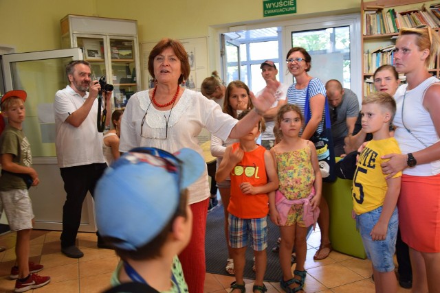 Spotkania autorskie, wystawa o modzie, warsztaty bębniarskie i inne atrakcje czekały na suwalczan minionej nocy w Bibliotece Publicznej w Suwałkach. Suwalczanka s. Joanna Olszewska opowiedziała o życiu w Boliwii, gdzie od dwóch lat jest na misji, a pracownik Muzeum Okręgowego w Suwałkach - o Staroobrzędowcach. Było też coś dla łasuchów. Grażyna przygotowała pyszny tort.