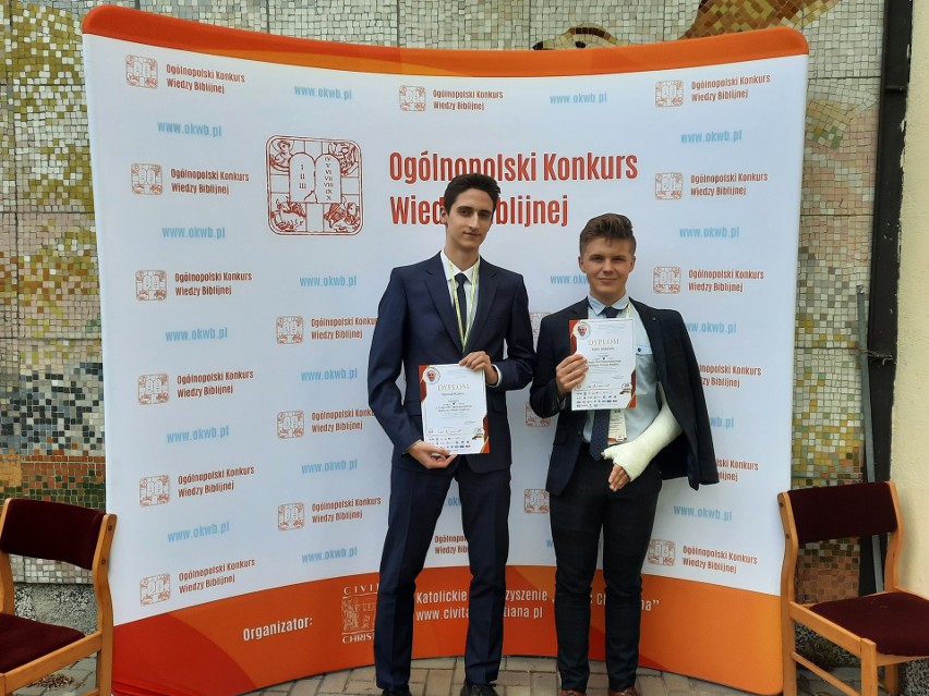 Konrad Kuleta i Kuba Urbański z kieleckiego "Śniadka" zostali laureatami Ogólnopolskiego Konkurs Wiedzy o Biblii. To wielki sukces